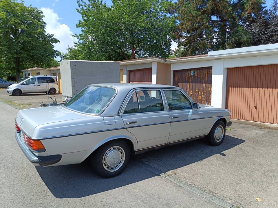 Bild 3/4 von Mercedes-Benz 230 E (1981)