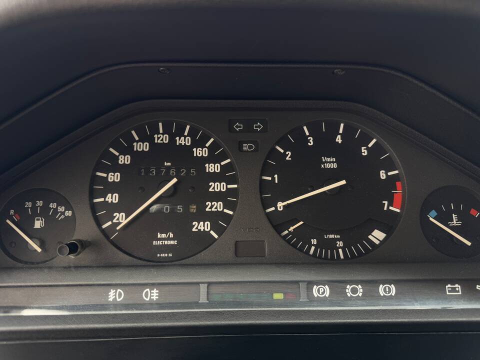 Bild 14/16 von BMW 320i (1991)