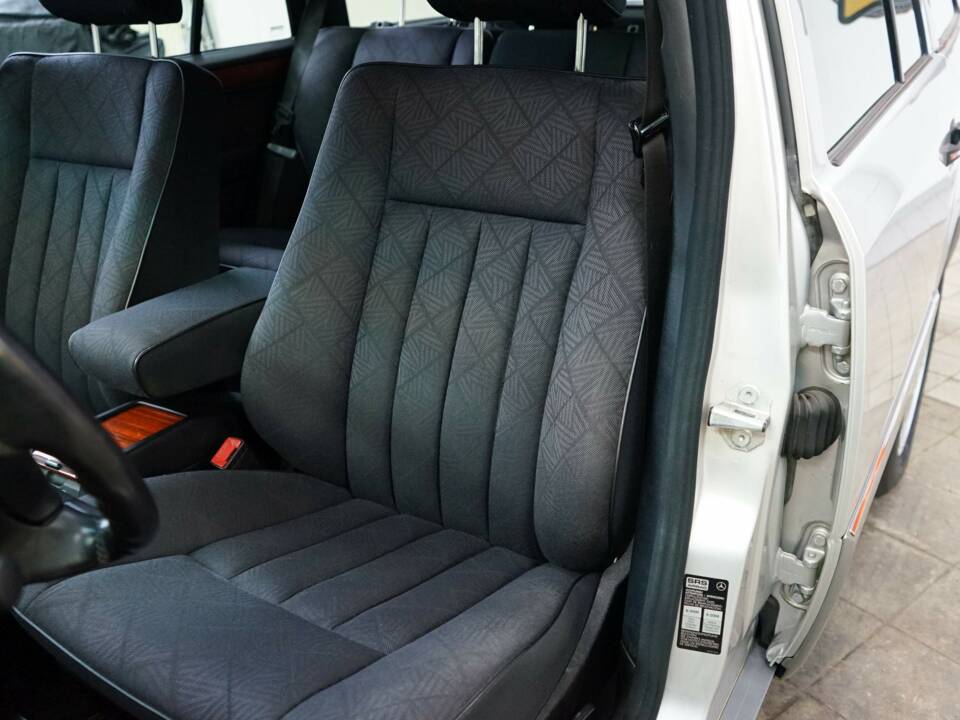Image 28/36 de Mercedes-Benz E 220 T (1993)