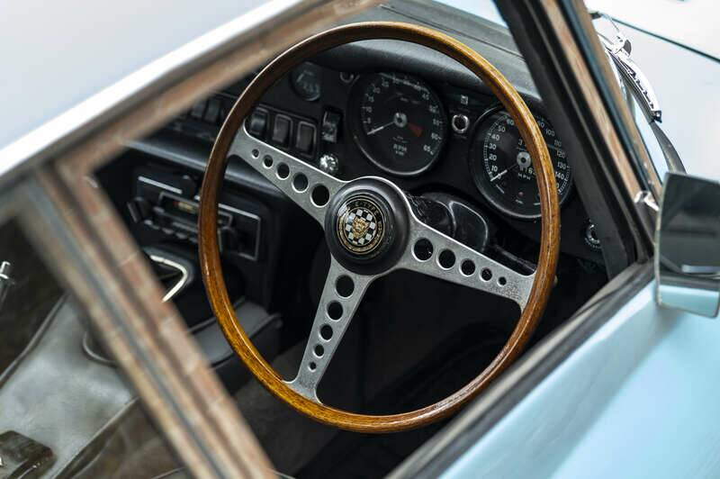 Image 19/50 de Jaguar E-Type (1968)