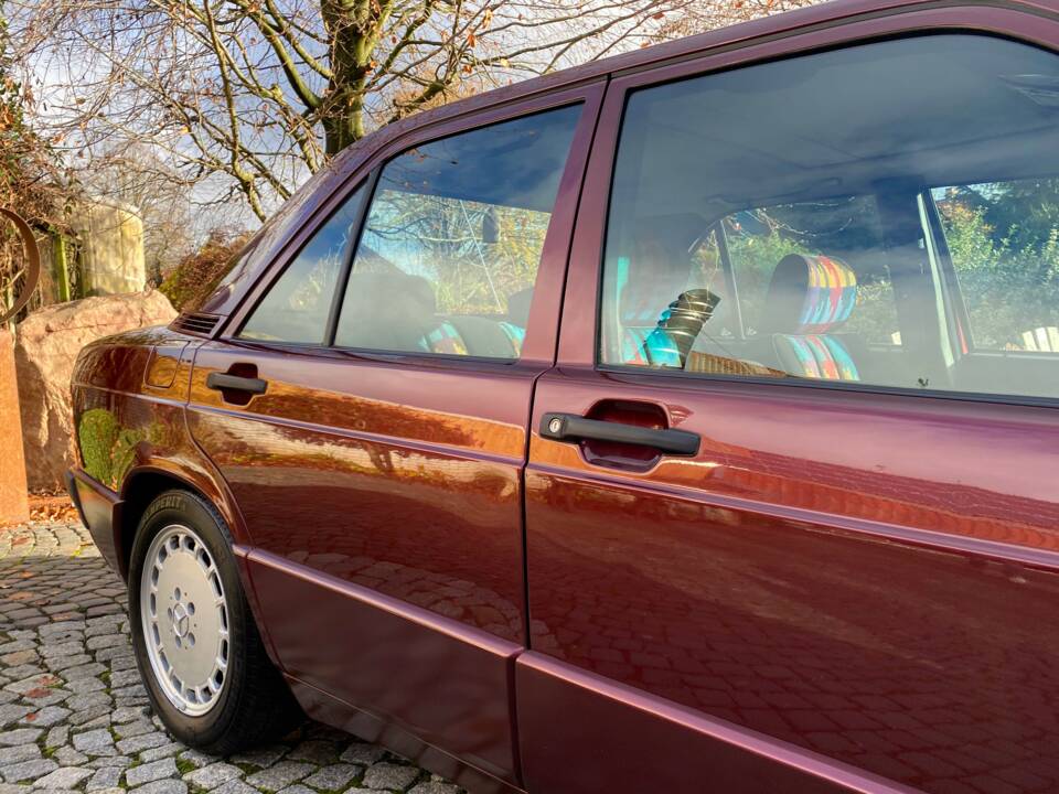 Image 5/27 of Mercedes-Benz 190 E 1.8 Avantgarde &quot;Rosso&quot; (1993)