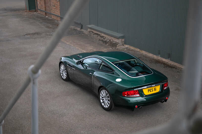 Image 18/44 of Aston Martin V12 Vanquish (2002)