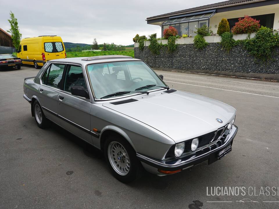 Image 11/59 of BMW 528i (1982)