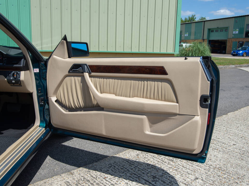 Image 18/26 of Mercedes-Benz E 320 (1996)