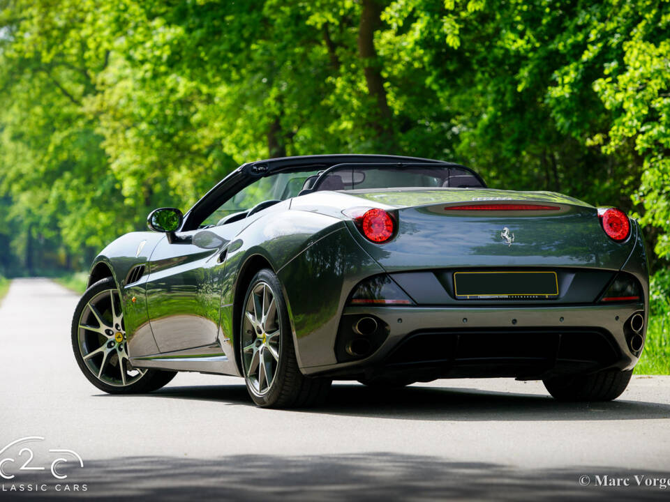 Image 73/85 de Ferrari California (2010)