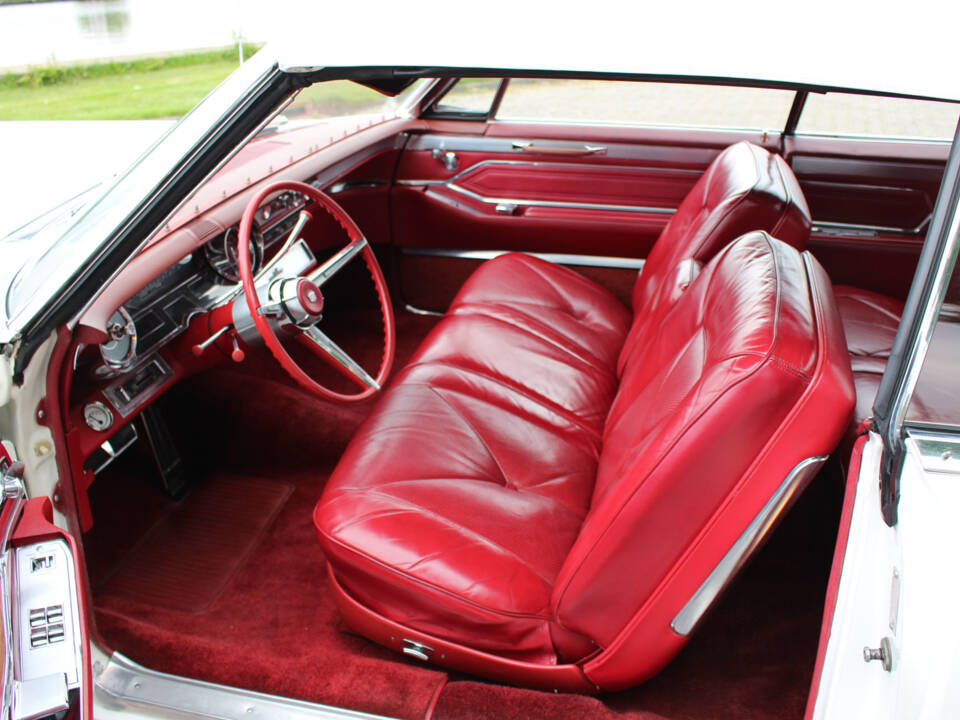 Image 14/28 of Cadillac DeVille Convertible (1965)