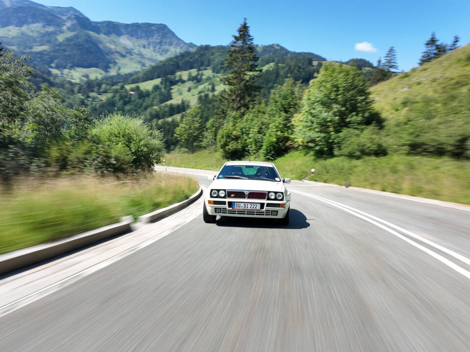 Image 2/21 of Lancia Delta HF Integrale Evoluzione II &quot;La Perla&quot; (1994)