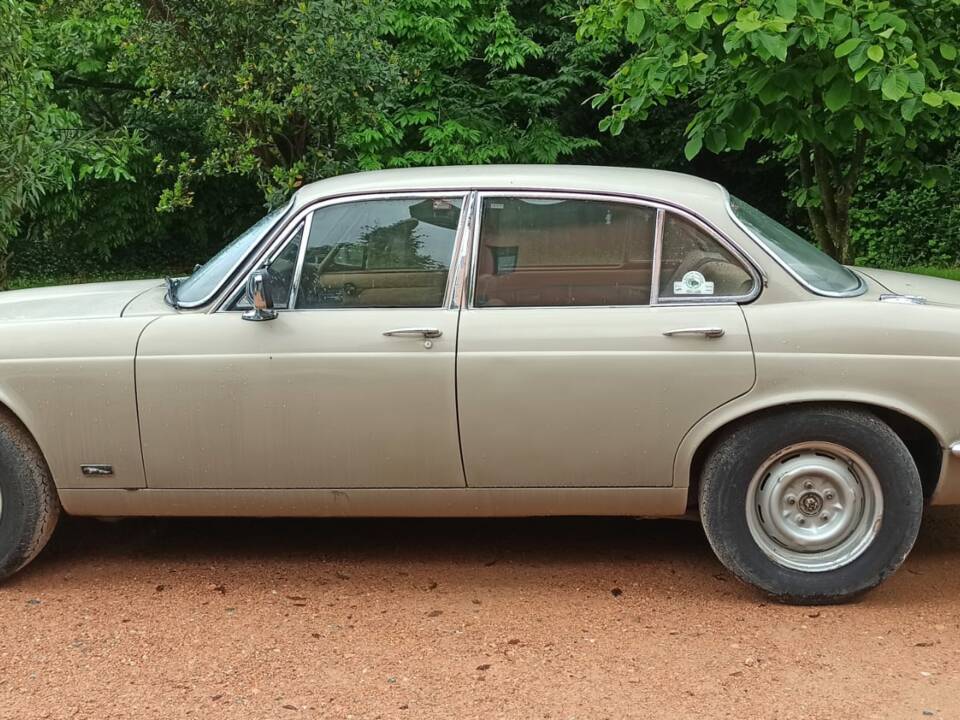 Image 2/9 of Jaguar XJ 6 2.8 (1970)