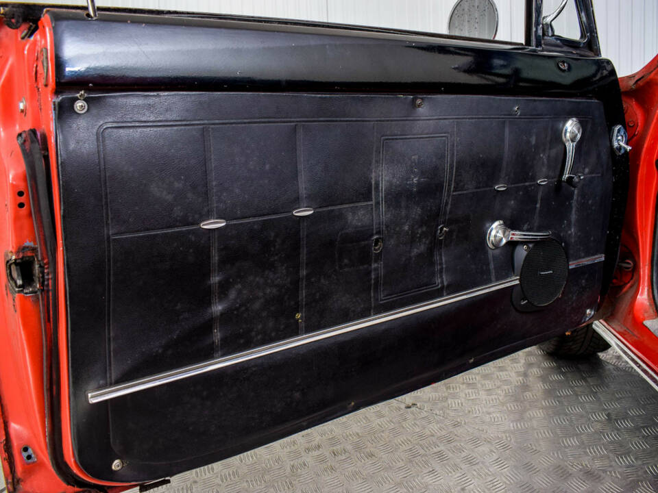 Image 21/50 of Chevrolet Corvair Monza Convertible (1966)