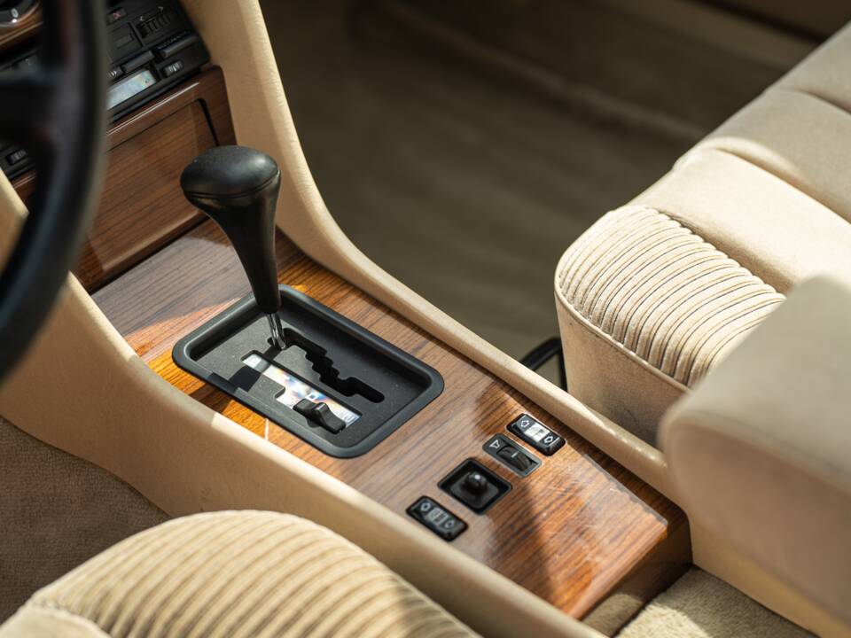 Afbeelding 36/63 van Mercedes-Benz 230 CE (1988)