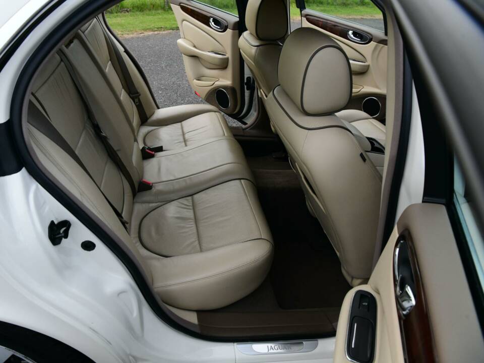 Image 40/50 of Jaguar XJ 8 4.2 (2008)