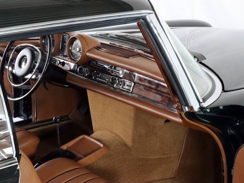 Image 13/99 of Mercedes-Benz 280 SE 3,5 (1971)
