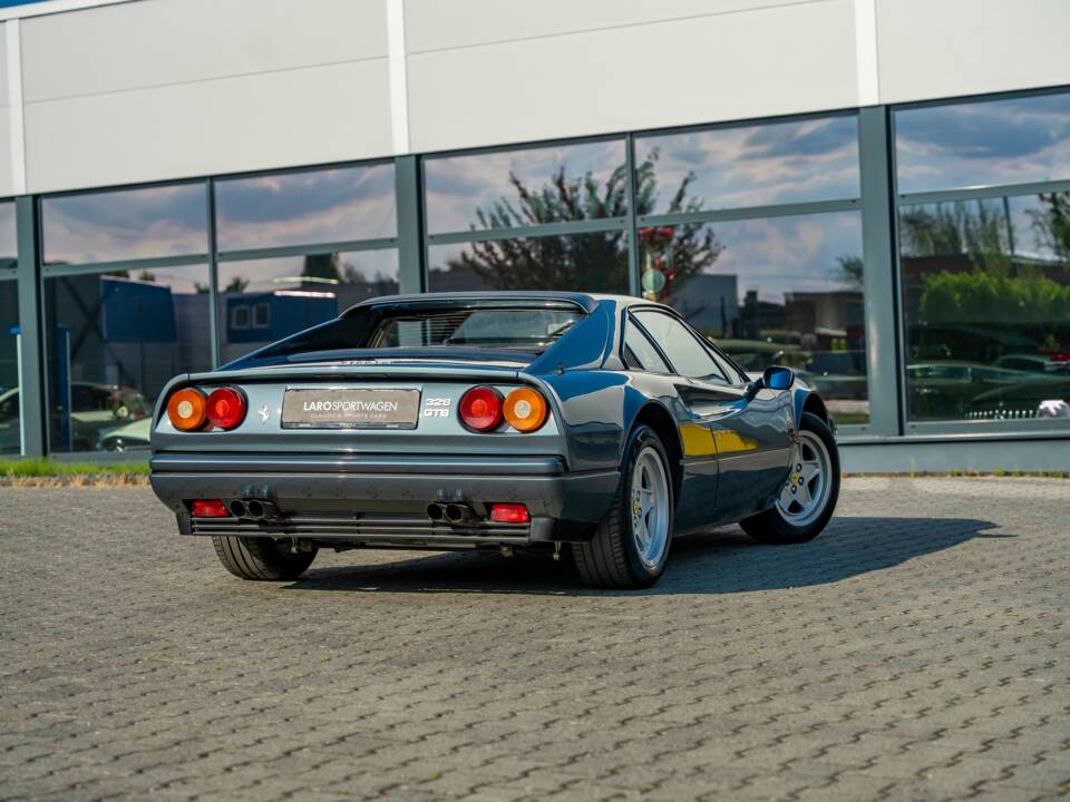 Image 30/36 de Ferrari 328 GTB (1986)