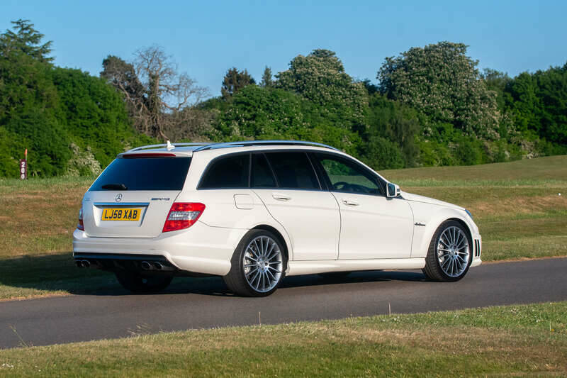 Immagine 19/50 di Mercedes-Benz C 63 AMG T (2009)