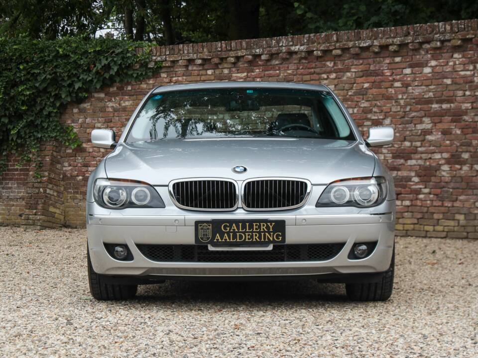 Immagine 47/50 di BMW 750i (2007)