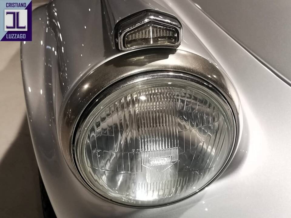 Image 16/37 of Daimler SP 250 (1960)
