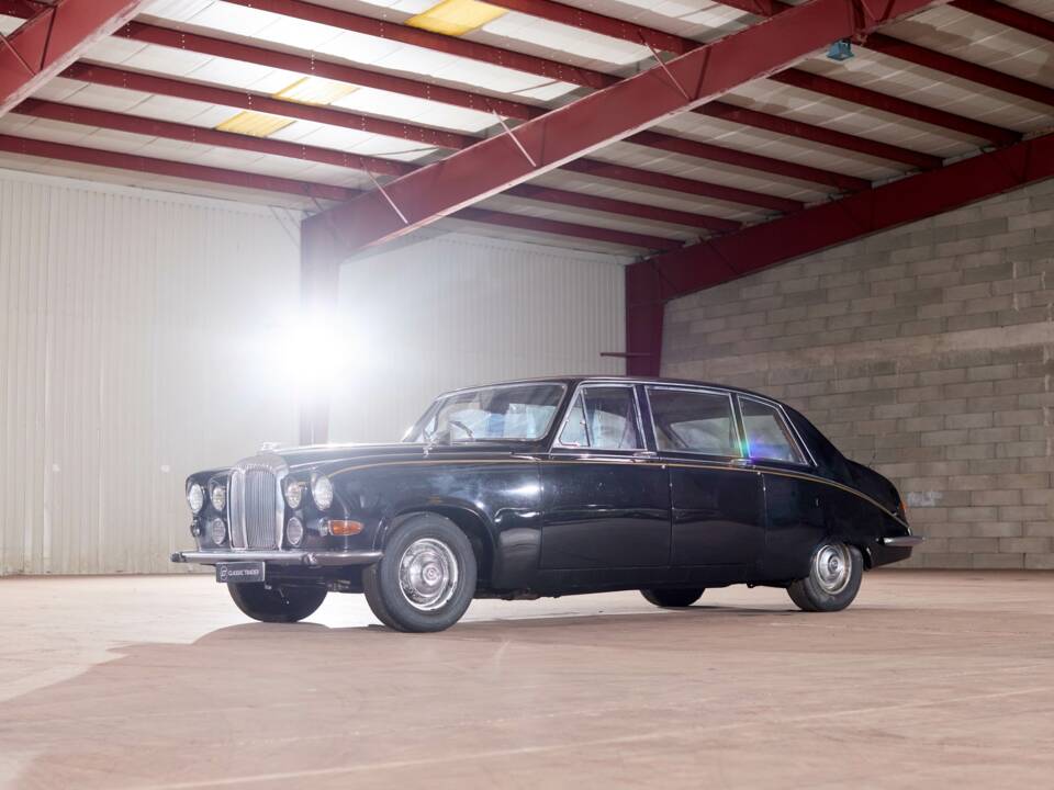 Image 18/70 of Daimler DS 420 (1976)