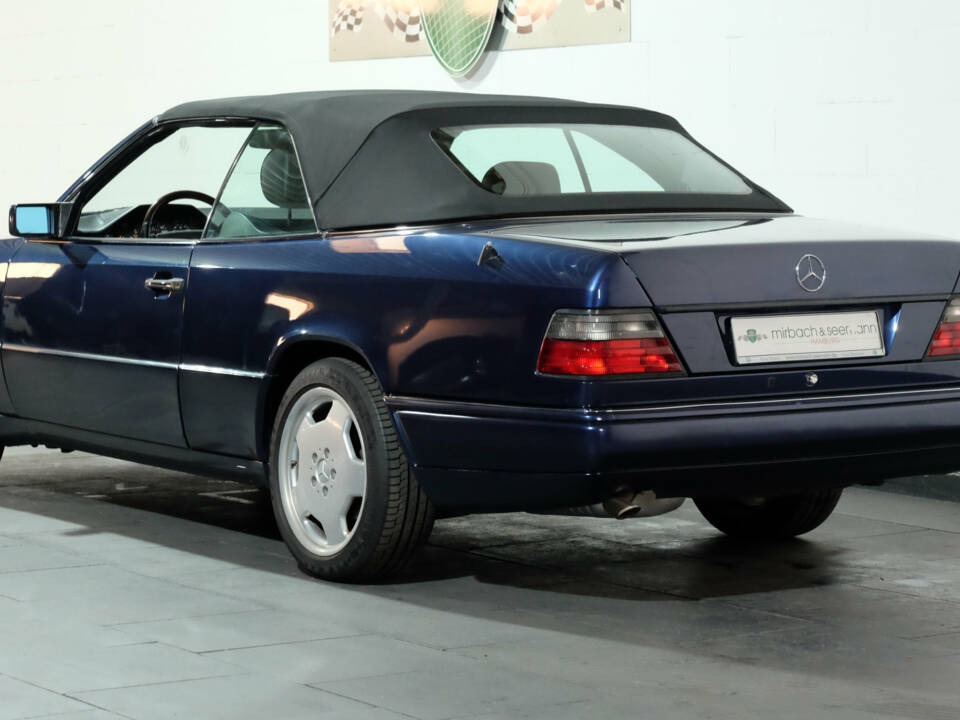 Immagine 4/20 di Mercedes-Benz E 220 (1996)