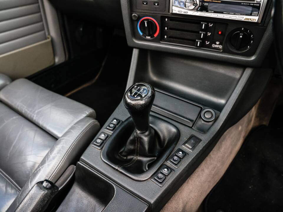 Immagine 21/28 di BMW 318i (1993)