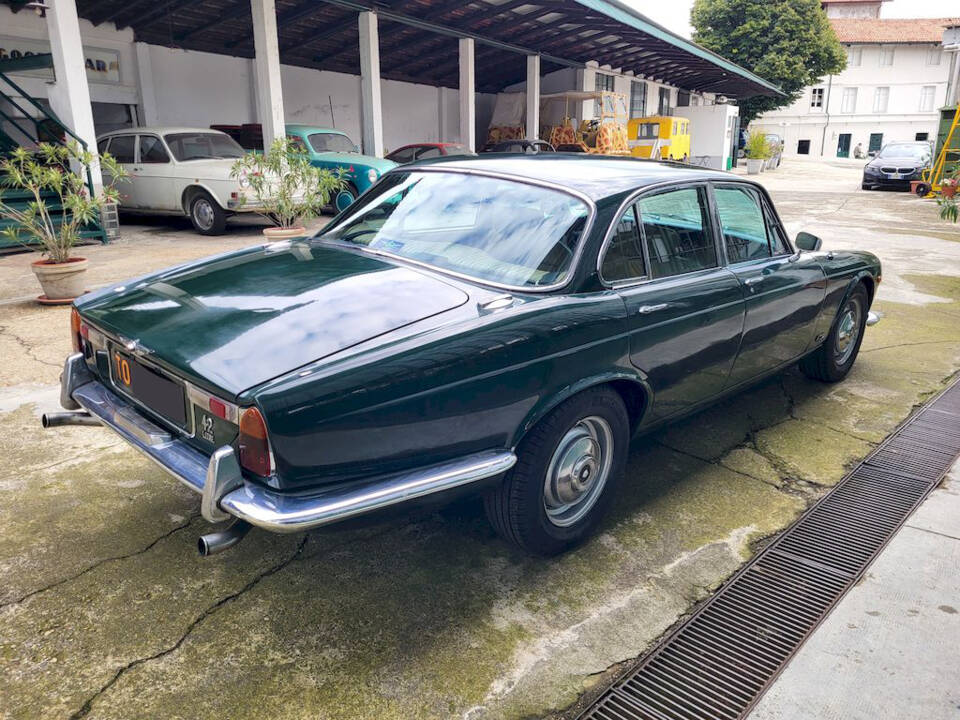 Image 8/38 of Jaguar XJ 6 4.2 (1970)