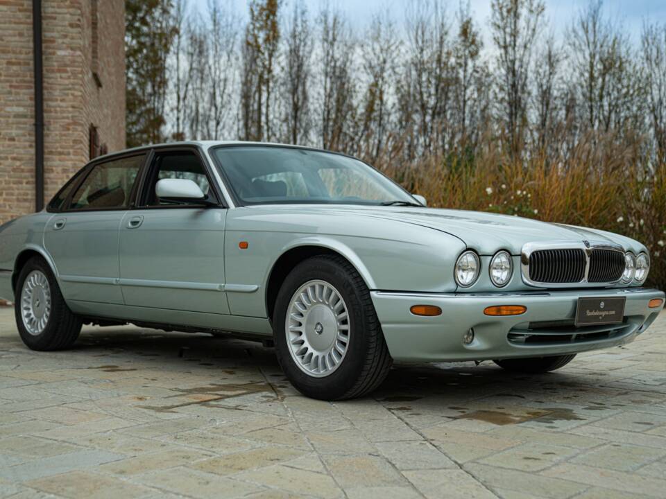 Image 2/50 of Jaguar XJ6 3.2 (1997)