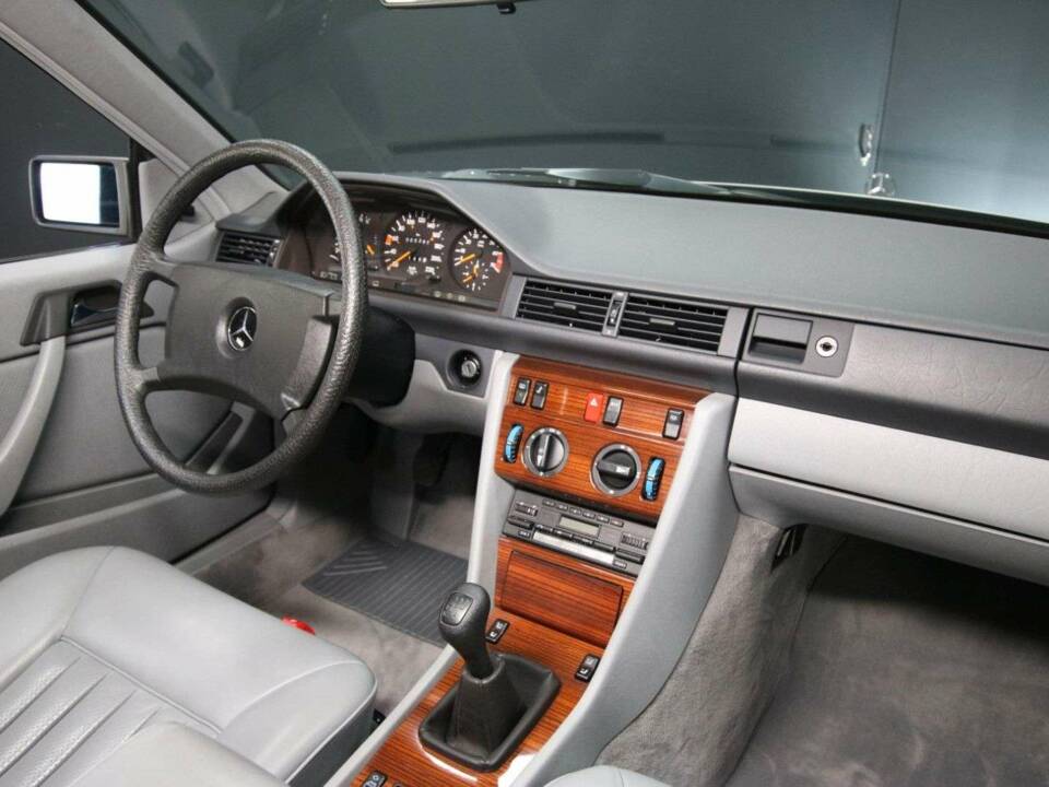 Afbeelding 27/50 van Mercedes-Benz 230 CE (1988)