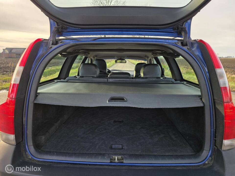 Bild 23/33 von Volvo V 70 2.4 (2002)