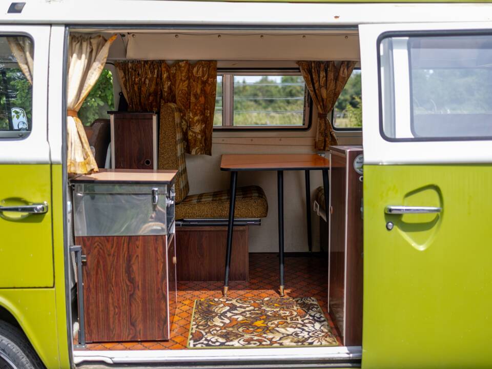 Image 43/47 of Volkswagen T2b Camper (1977)