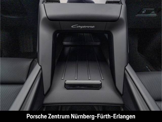 Image 33/50 of Porsche Cayenne S Electric (2026)