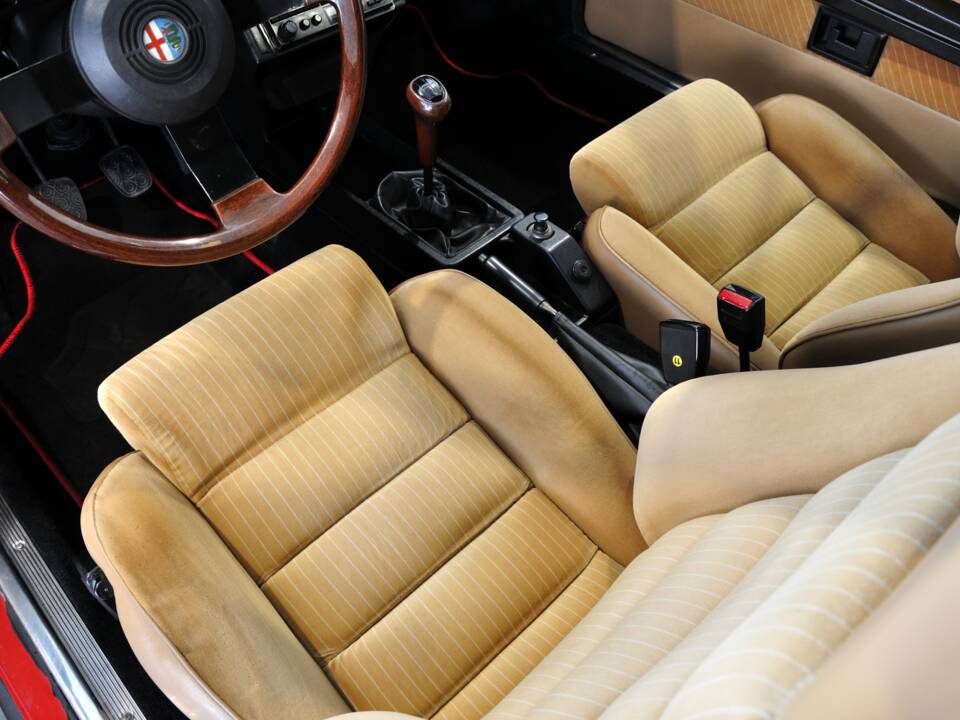 Image 21/28 of Alfa Romeo GTV 2.0 (1984)