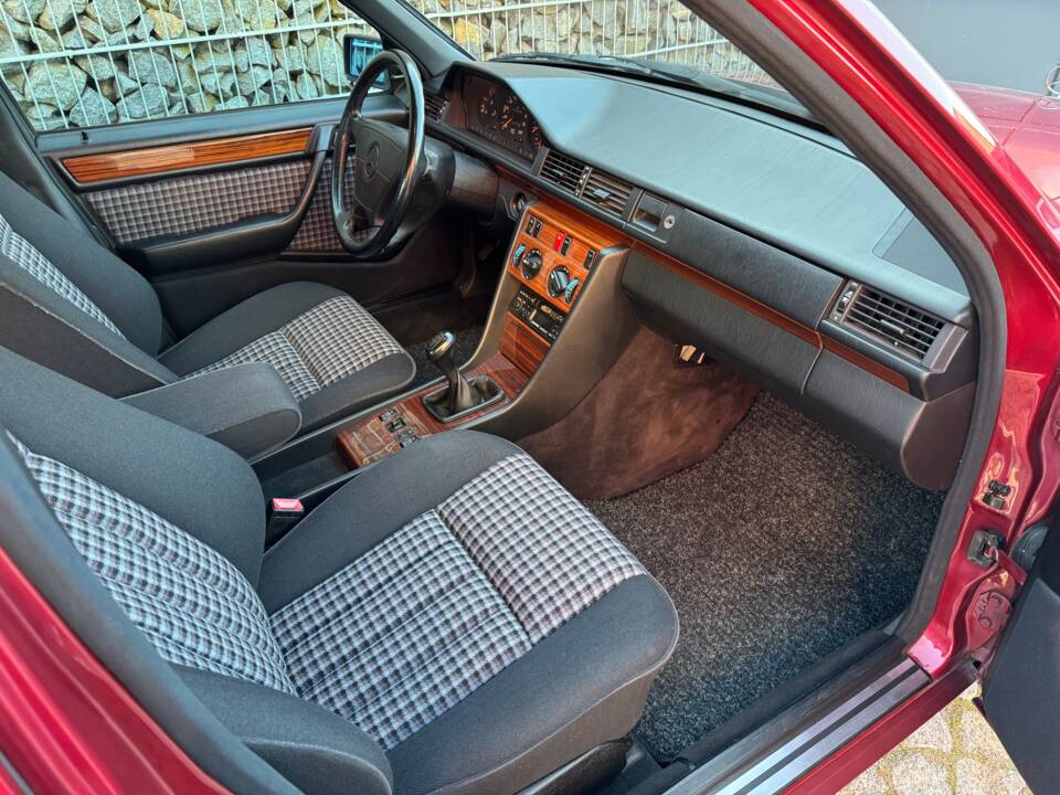 Immagine 51/75 di Mercedes-Benz 230 E (1992)