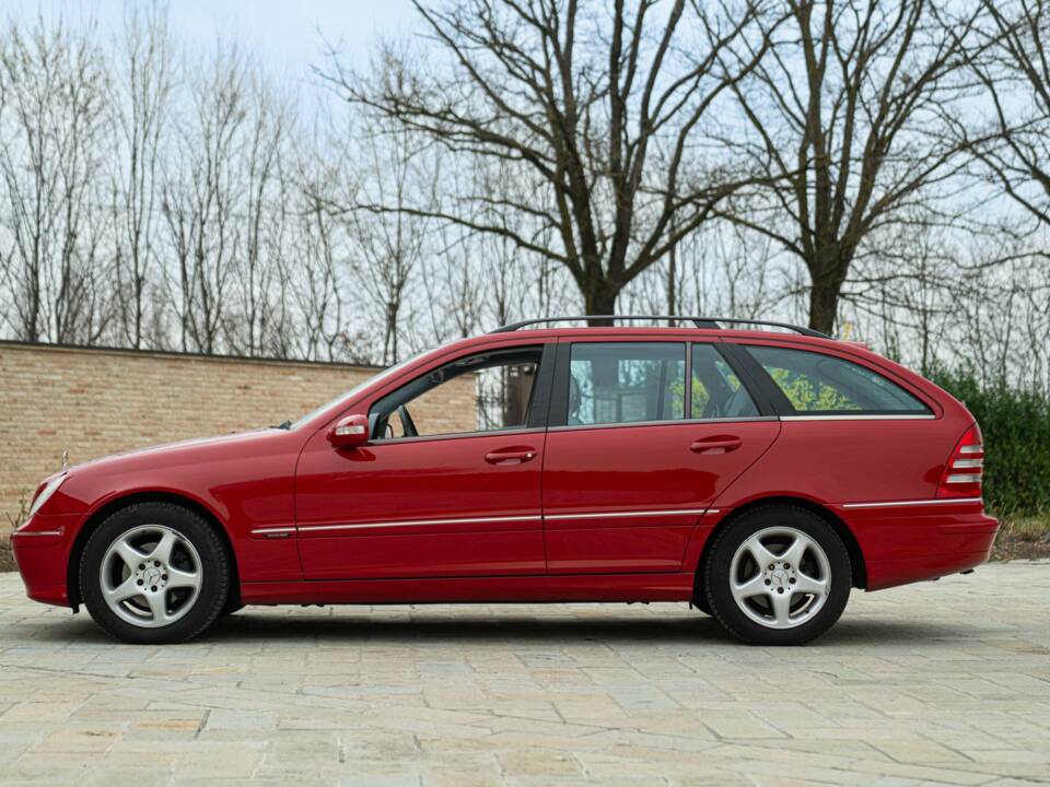 Immagine 4/50 di Mercedes-Benz C 220 CDI T (2003)