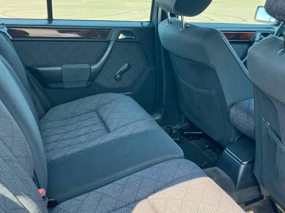 Bild 19/41 von Mercedes-Benz E 220 T (1995)