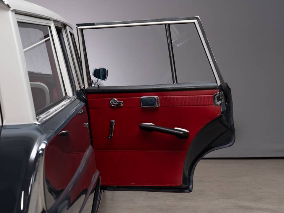 Bild 24/31 von Mercedes-Benz 230 S Universal (1967)