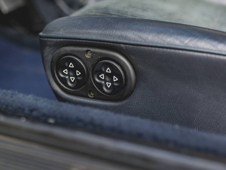 Image 26/33 of Porsche 911 Carrera 3.2 (1988)