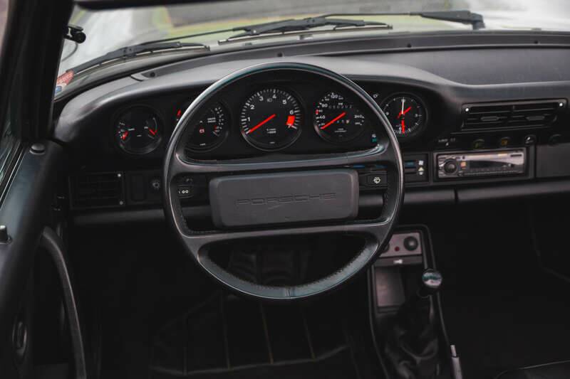 Image 34/50 de Porsche 911 Carrera 3.2 (1989)