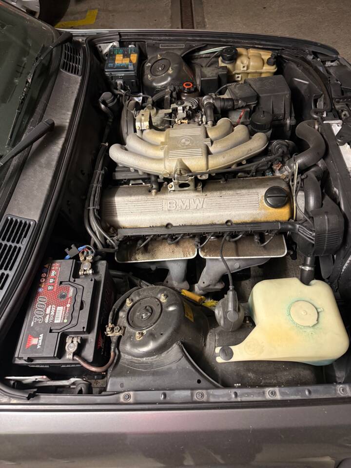 Bild 12/13 von BMW 320i (1990)