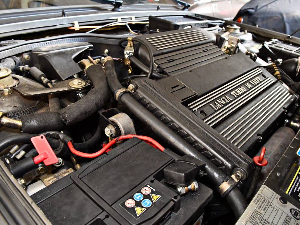 Image 16/35 of Lancia Delta HF Integrale 16V (1990)