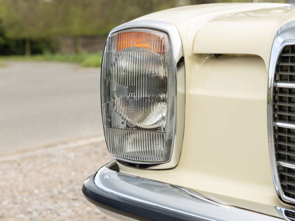 Imagen 37/40 de Mercedes-Benz 230/4 (1976)