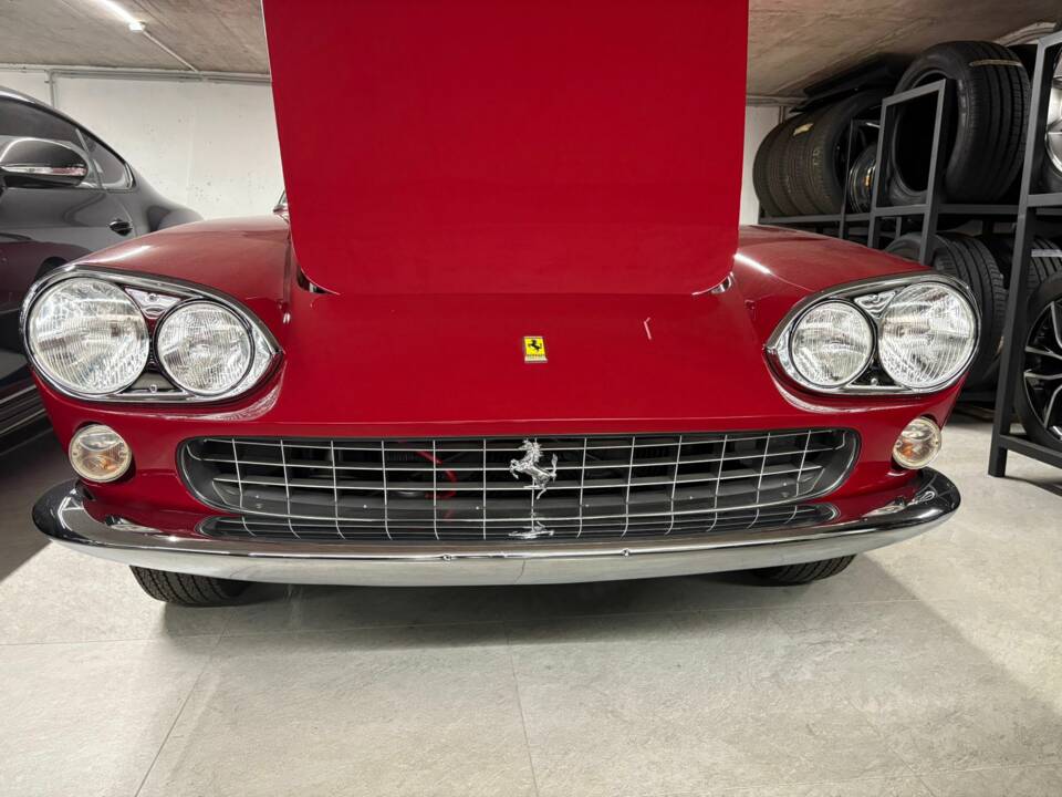 Image 18/50 of Ferrari 330 GT 2+2 (1965)