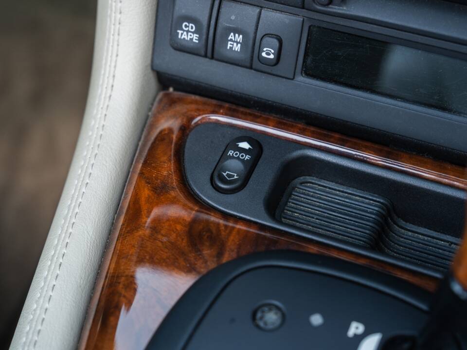 Image 51/91 de Jaguar XK8 4.0 (2000)