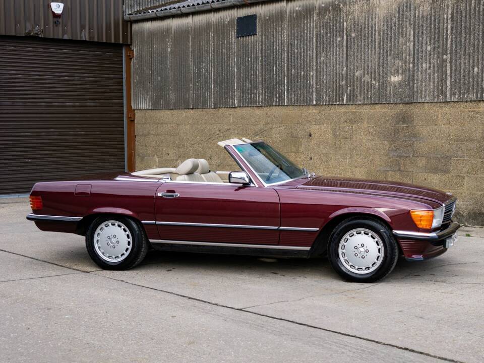 Immagine 2/21 di Mercedes-Benz 560 SL (1988)