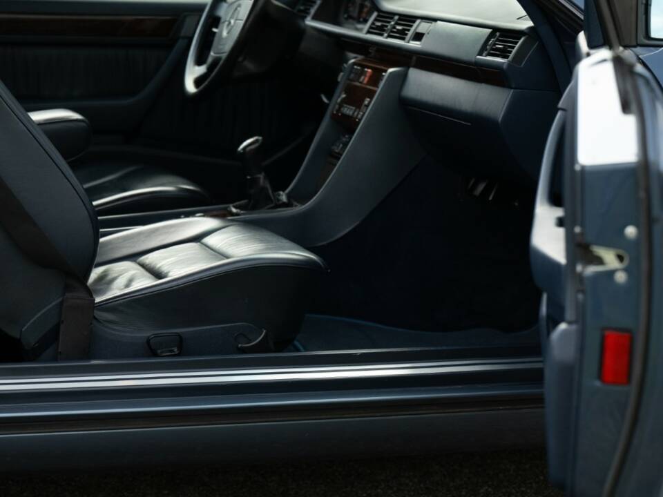 Bild 69/79 von Mercedes-Benz 200 CE (1993)