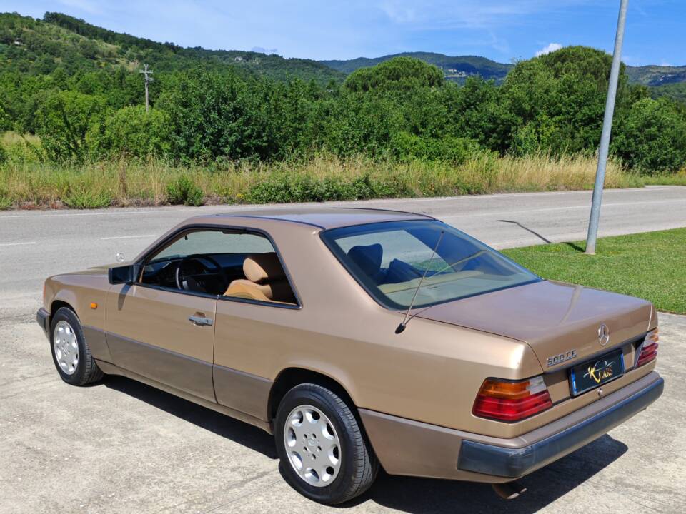 Image 5/42 of Mercedes-Benz 300 CE (1988)