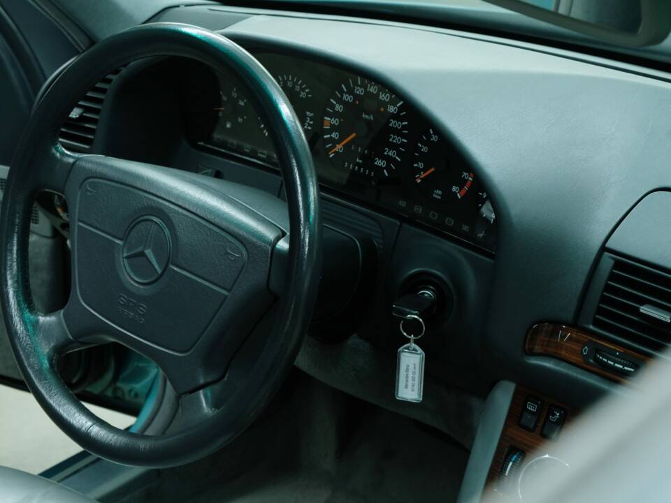 Bild 33/50 von Mercedes-Benz 300 SE (1991)