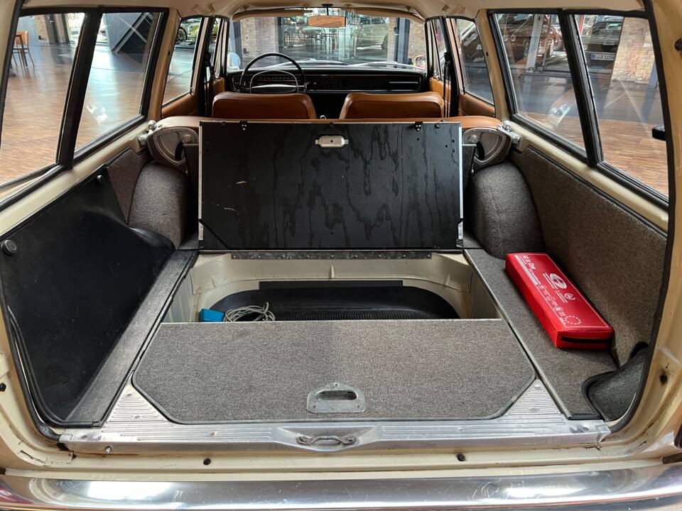 Image 24/35 of Volvo P 145 (1968)