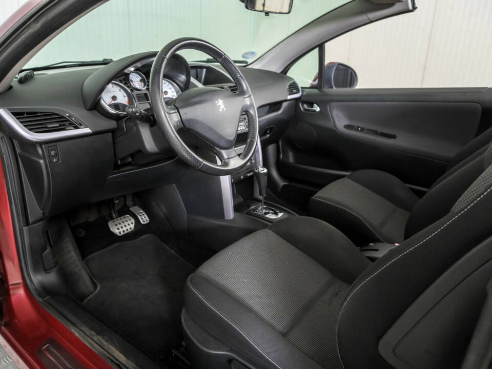 Imagen 11/50 de Peugeot 207 CC 1.6 VTi (2008)