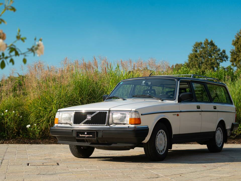 Immagine 2/43 di Volvo 240 GLE Injection (1989)