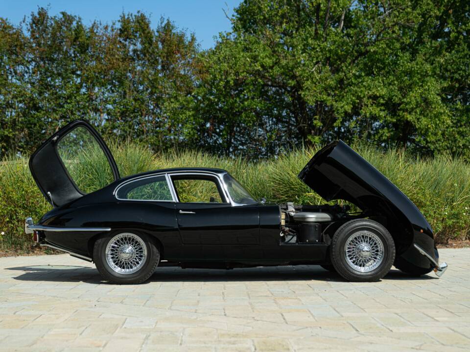 Image 6/50 de Jaguar E-Type (1968)