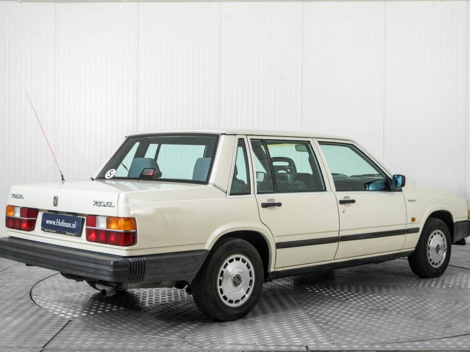 Image 2/50 of Volvo 740 GL (1987)